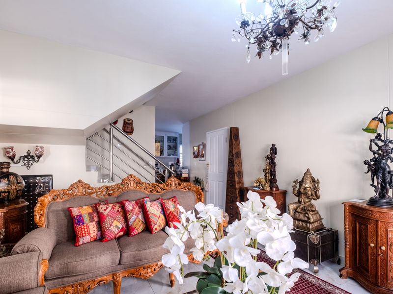 Comfortable duplex living in serene surroundings - Photo 2