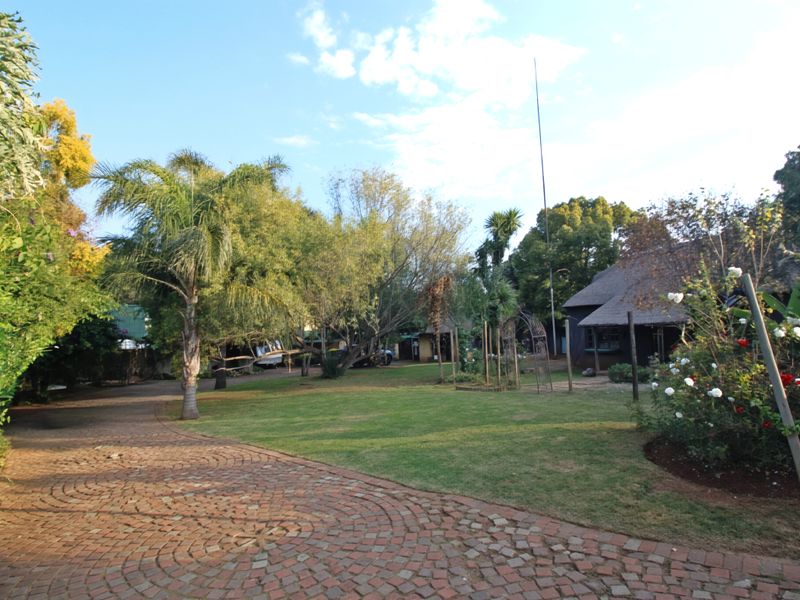 Spacious 3 Bedroom Family Home with Cottage, Home Office and Workshop on 1,413m2 Stand - Photo 1