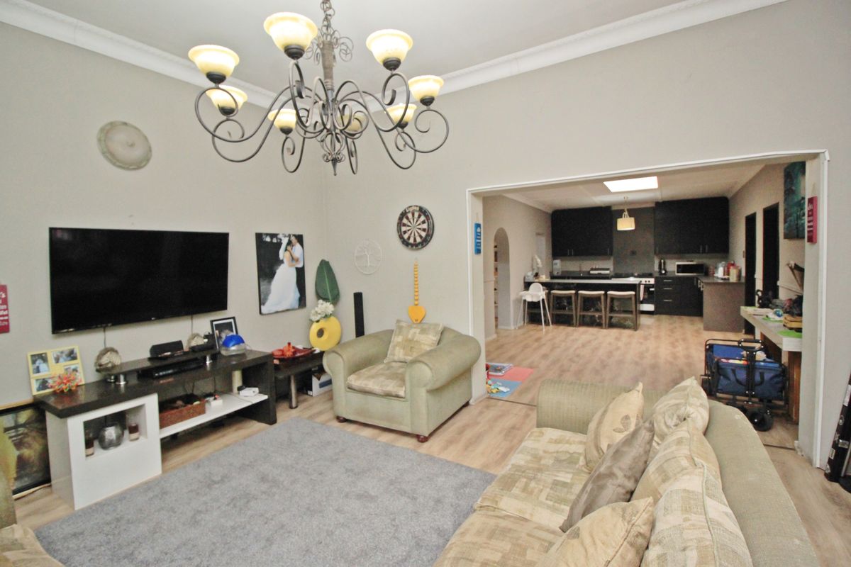 Spacious 3 Bedroom Family Home with Cottage, Home Office and Workshop on 1,413m2 Stand - Photo 4