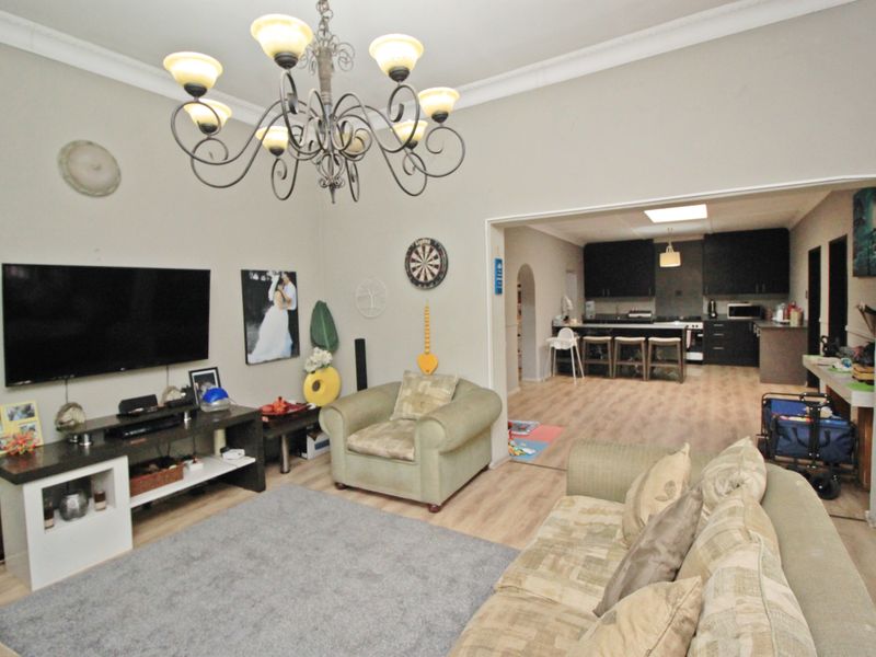 Spacious 3 Bedroom Family Home with Cottage, Home Office and Workshop on 1,413m2 Stand - Photo 4