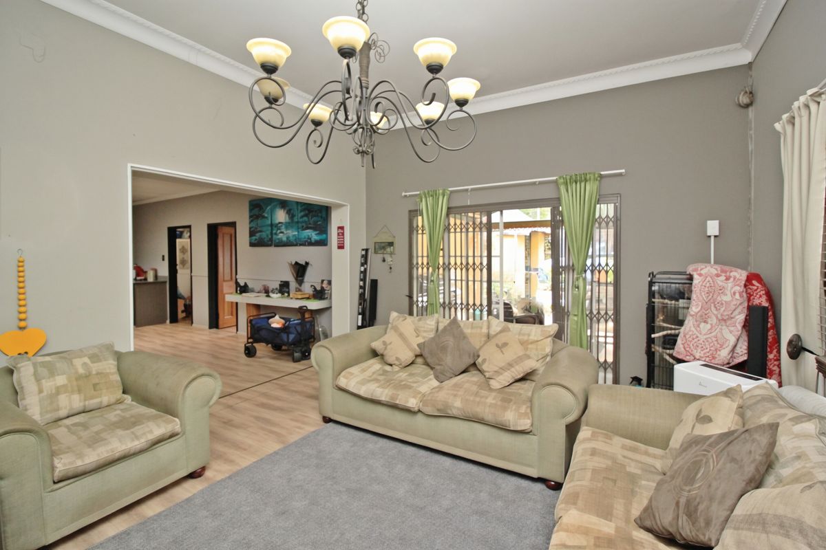 Spacious 3 Bedroom Family Home with Cottage, Home Office and Workshop on 1,413m2 Stand - Photo 2