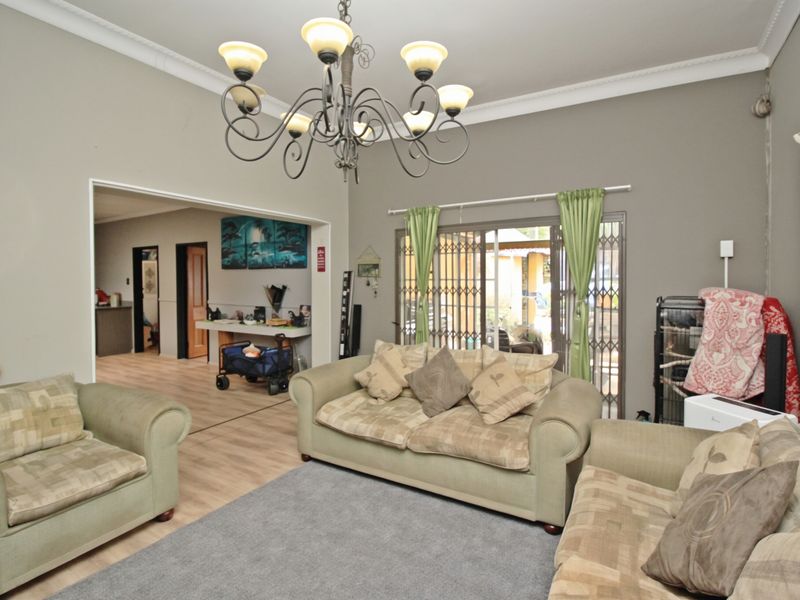 Spacious 3 Bedroom Family Home with Cottage, Home Office and Workshop on 1,413m2 Stand - Photo 2
