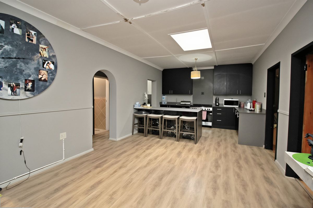 Spacious 3 Bedroom Family Home with Cottage, Home Office and Workshop on 1,413m2 Stand - Photo 5