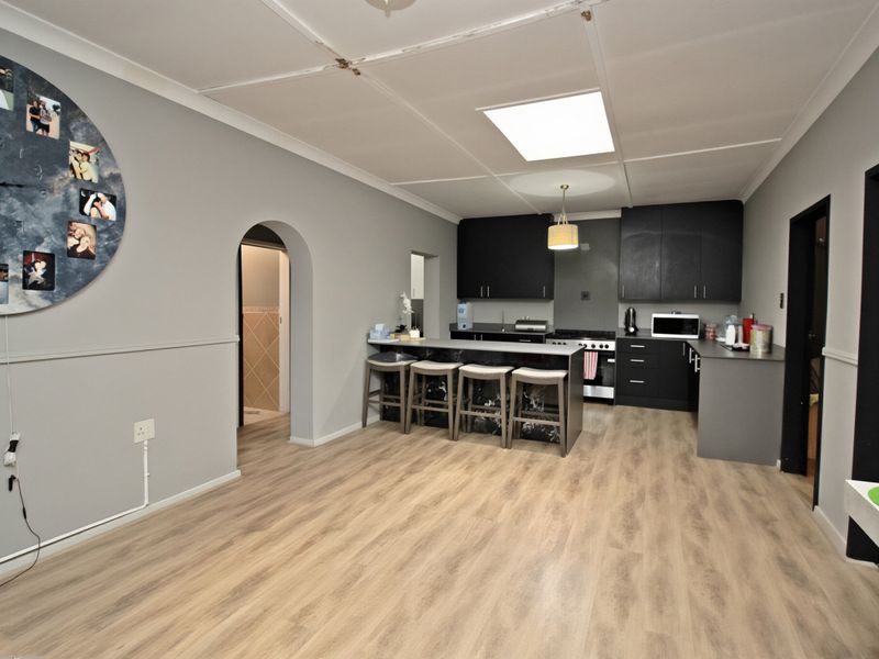 Spacious 3 Bedroom Family Home with Cottage, Home Office and Workshop on 1,413m2 Stand - Photo 5