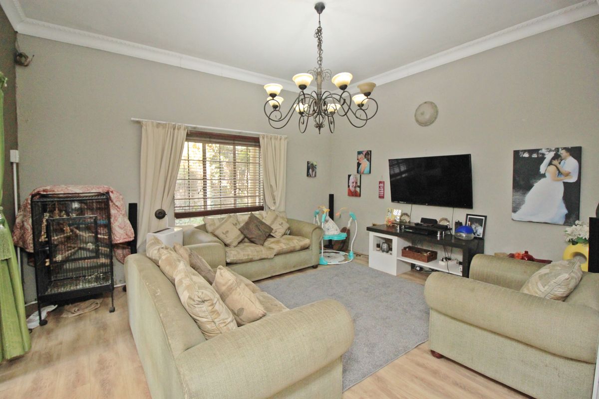 Spacious 3 Bedroom Family Home with Cottage, Home Office and Workshop on 1,413m2 Stand - Photo 3