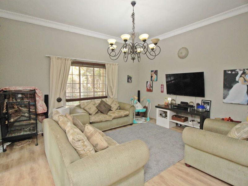 Spacious 3 Bedroom Family Home with Cottage, Home Office and Workshop on 1,413m2 Stand - Photo 3
