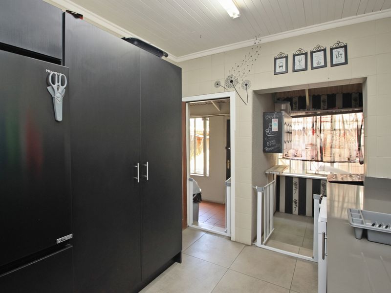 Spacious 3 Bedroom Family Home with Cottage, Home Office and Workshop on 1,413m2 Stand - Photo 10