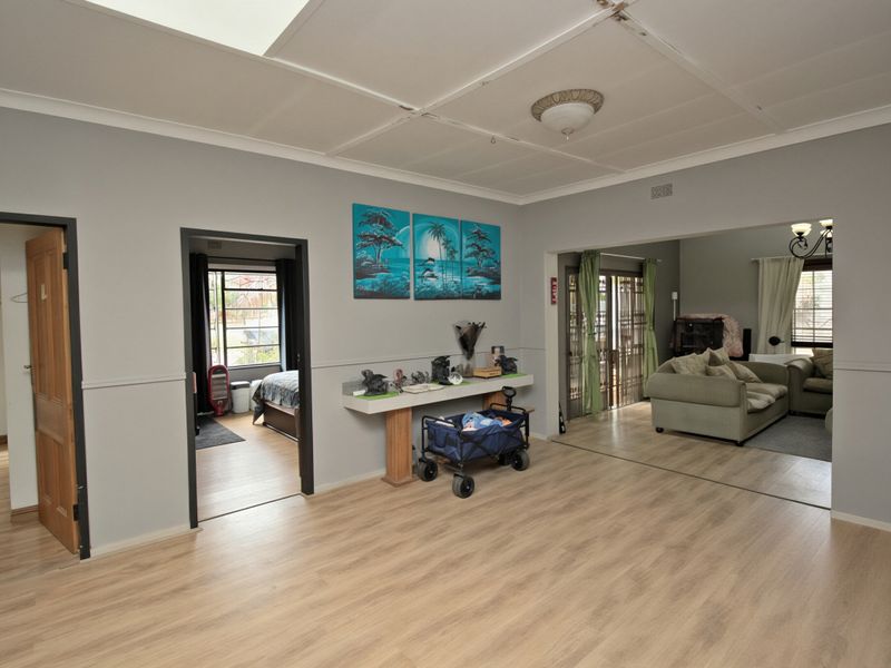 Spacious 3 Bedroom Family Home with Cottage, Home Office and Workshop on 1,413m2 Stand - Photo 7