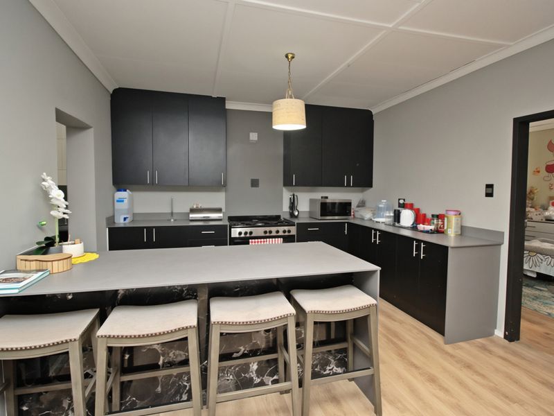 Spacious 3 Bedroom Family Home with Cottage, Home Office and Workshop on 1,413m2 Stand - Photo 6