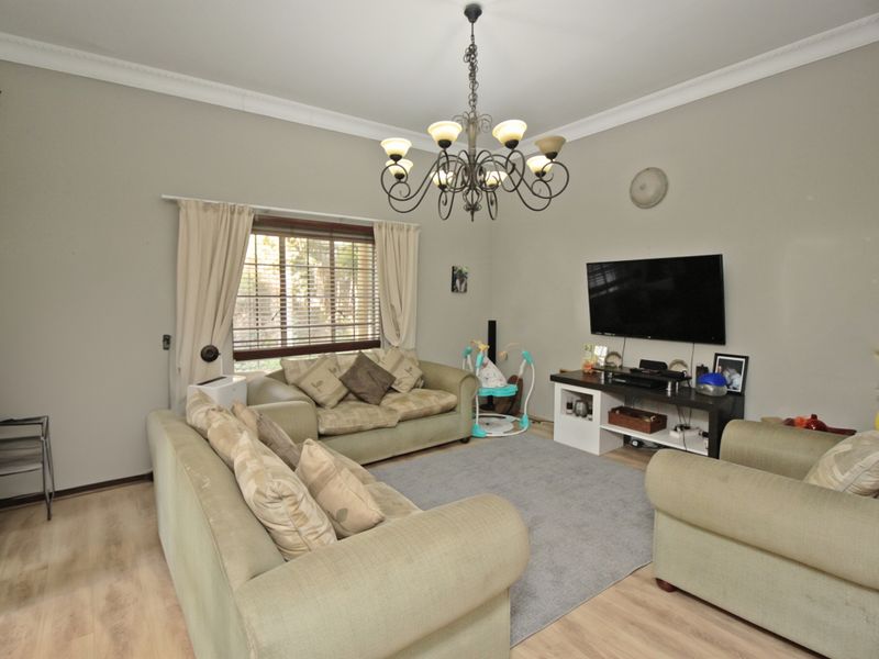 Home with Cottage, Home Office and Workshop on 1,413m2 Stand - Photo 7