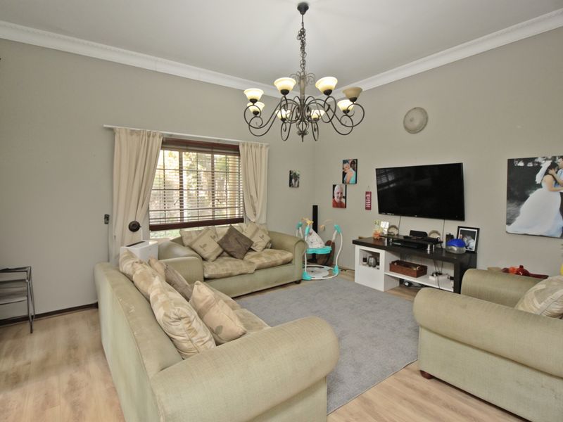 Home with Cottage, Home Office and Workshop on 1,413m2 Stand - Photo 6