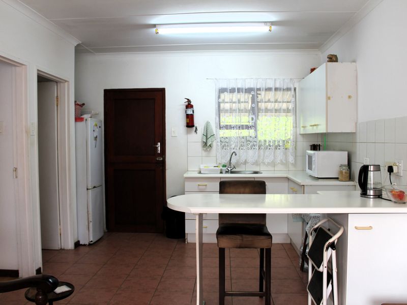 Charming One Bedroom Townhouse in a Secure West Bank Complex - Photo 10
