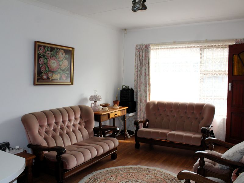 Charming One Bedroom Townhouse in a Secure West Bank Complex - Photo 6