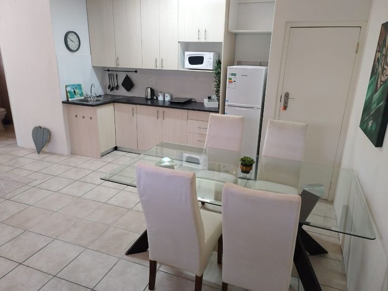 Charming Furnished One-Bedroom Garden Cottage in Somerset West - Photo 5