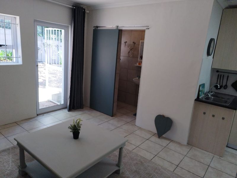 Charming Furnished One-Bedroom Garden Cottage in Somerset West - Photo 4