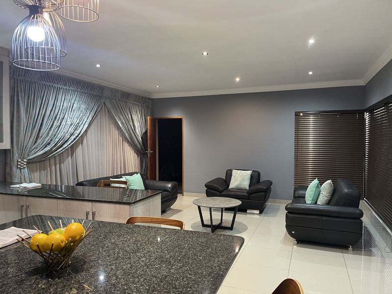Luxury 4-Bedrom Family Home on a spacious 1026 square meter stand in Eligwa Estate. - Photo 5