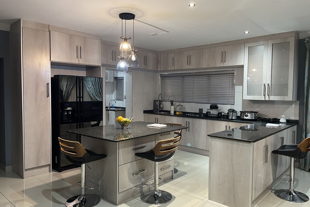 Luxury 4-Bedrom Family Home on a spacious 1026 square meter stand in Eligwa Estate. - Photo 4