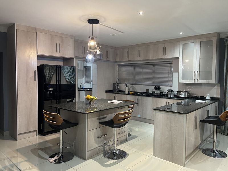 Luxury 4-Bedrom Family Home on a spacious 1026 square meter stand in Eligwa Estate. - Photo 4