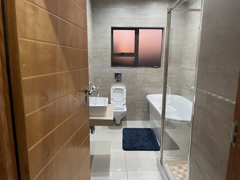 Luxury 4-Bedrom Family Home on a spacious 1026 square meter stand in Eligwa Estate. - Photo 10