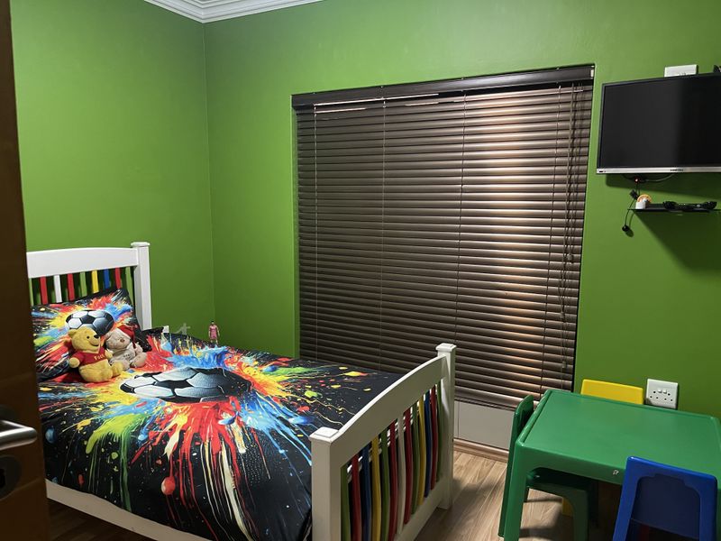 Luxury 4-Bedrom Family Home on a spacious 1026 square meter stand in Eligwa Estate. - Photo 9