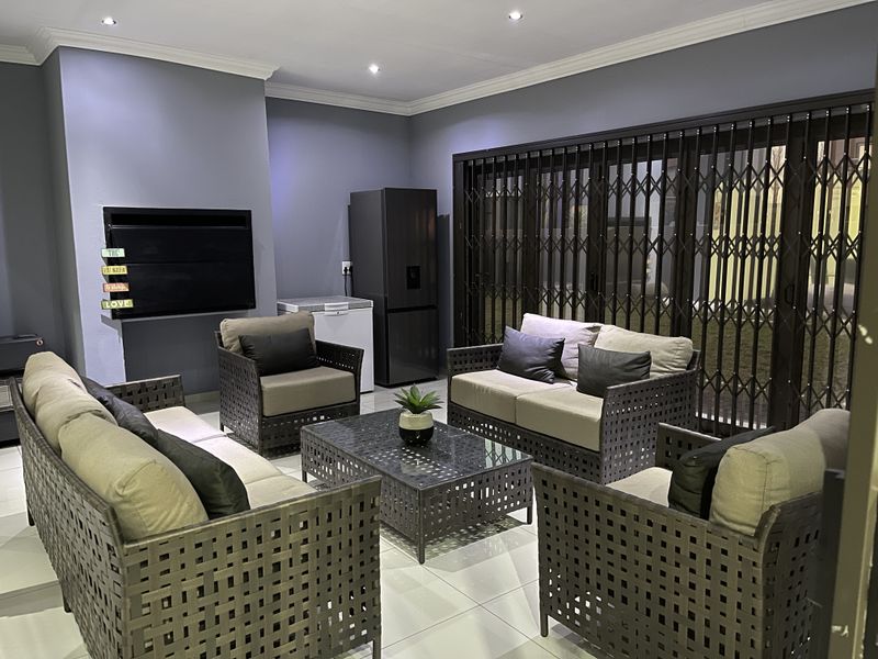 Luxury 4-Bedrom Family Home on a spacious 1026 square meter stand in Eligwa Estate. - Photo 8