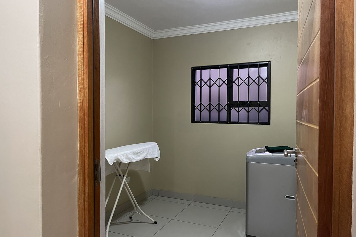 Luxury 4-Bedrom Family Home on a spacious 1026 square meter stand in Eligwa Estate. - Photo 3