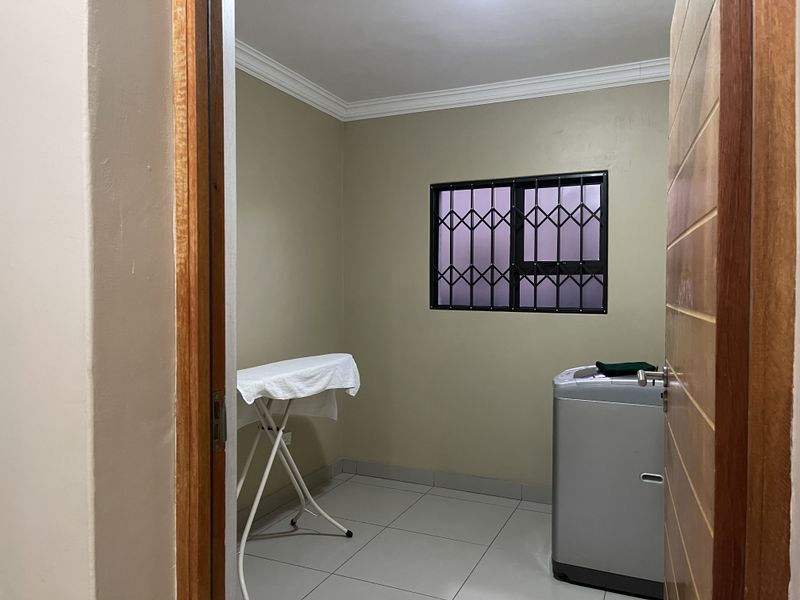 Luxury 4-Bedrom Family Home on a spacious 1026 square meter stand in Eligwa Estate. - Photo 3