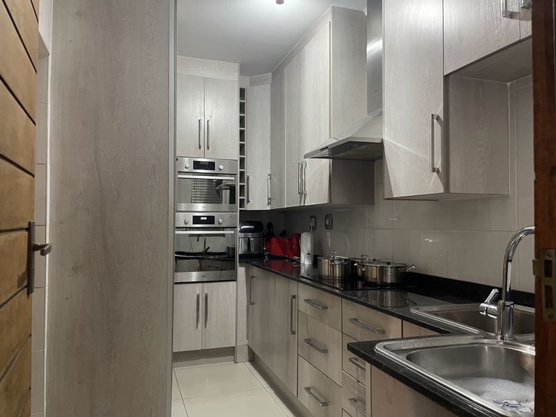Luxury 4-Bedrom Family Home on a spacious 1026 square meter stand in Eligwa Estate. - Photo 6