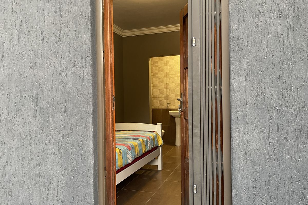 Luxury 4-Bedrom Family Home on a spacious 1026 square meter stand in Eligwa Estate. - Photo 2