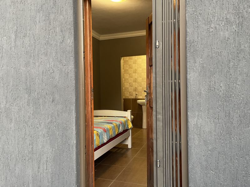 Luxury 4-Bedrom Family Home on a spacious 1026 square meter stand in Eligwa Estate. - Photo 2