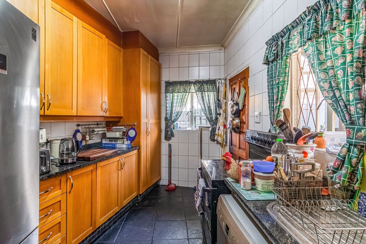 Spacious 3-Bedroom Family Home with Separate 2-Bedroom Flatlet & Pool - Photo 3
