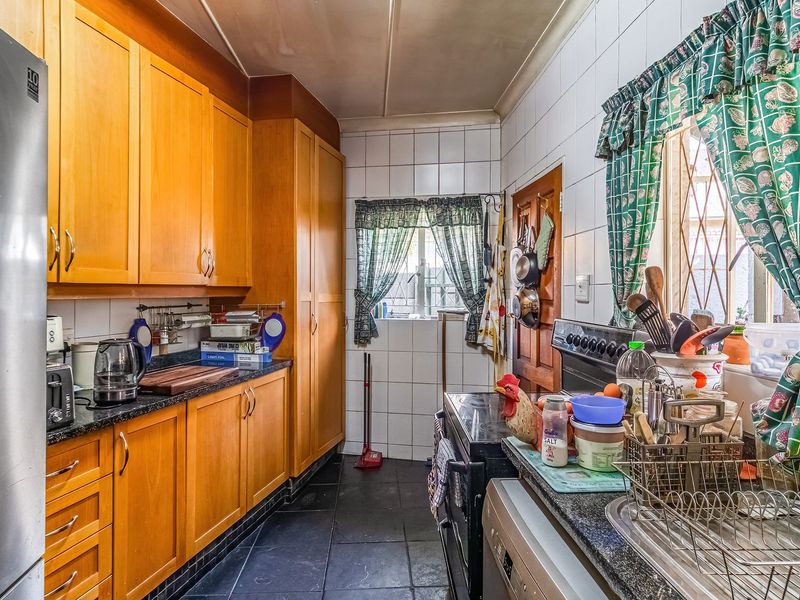 Spacious 3-Bedroom Family Home with Separate 2-Bedroom Flatlet & Pool - Photo 3
