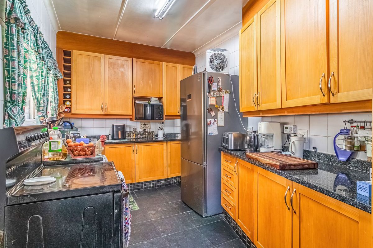 Spacious 3-Bedroom Family Home with Separate 2-Bedroom Flatlet & Pool - Photo 2
