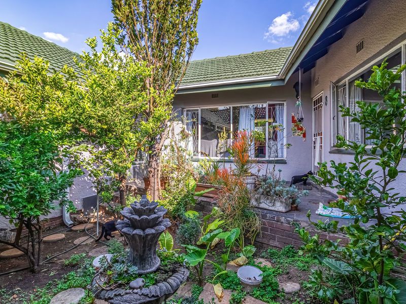 Spacious 3-Bedroom Family Home with Separate 2-Bedroom Flatlet & Pool - Photo 9