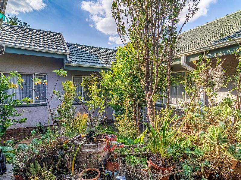 Spacious 3-Bedroom Family Home with Separate 2-Bedroom Flatlet & Pool - Photo 8