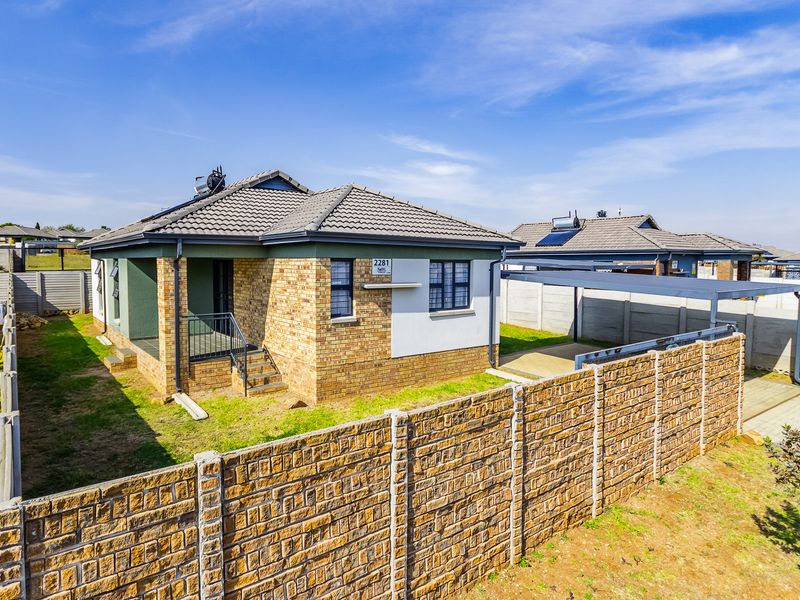 Charming 3-Bedroom Freehold Home in Mindalore, Krugersdorp – A Perfect Place for Family Living! - Photo 1