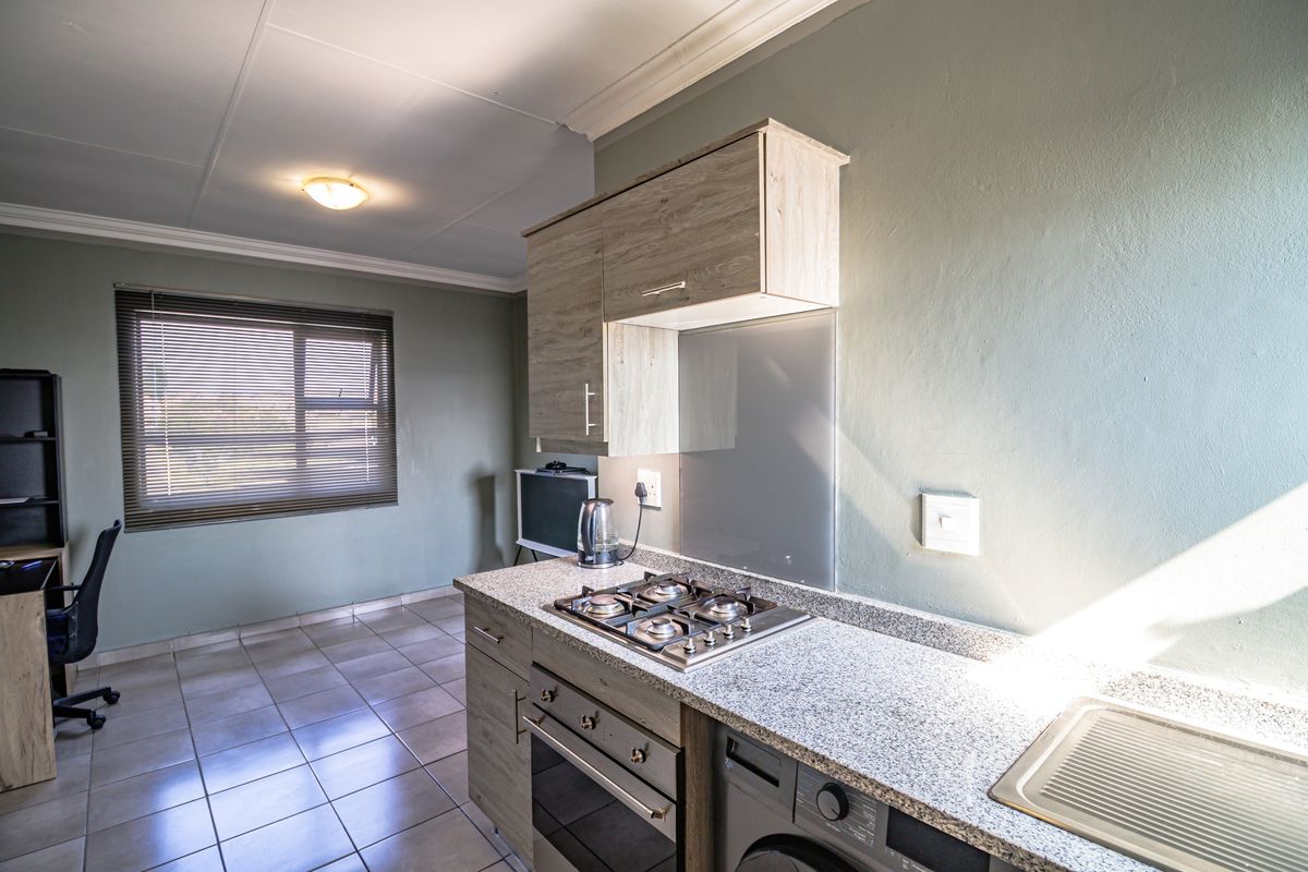 Top-Floor Gem in Private Estate – Wetland View + Clubhouse Access - Photo 4