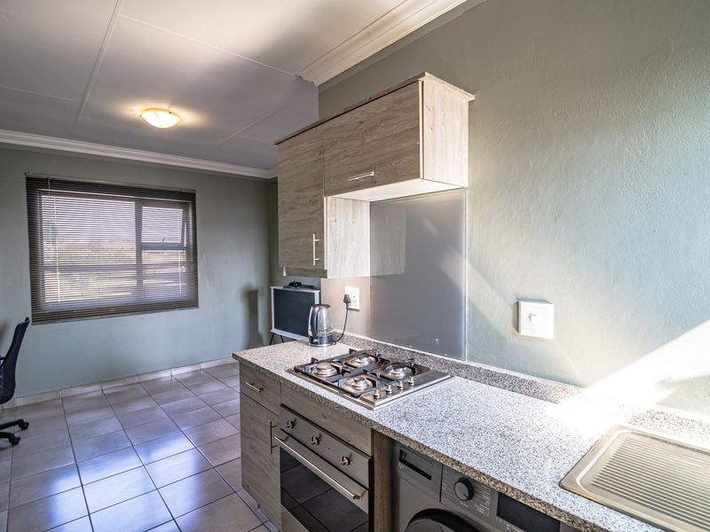 Top-Floor Gem in Private Estate – Wetland View + Clubhouse Access - Photo 4