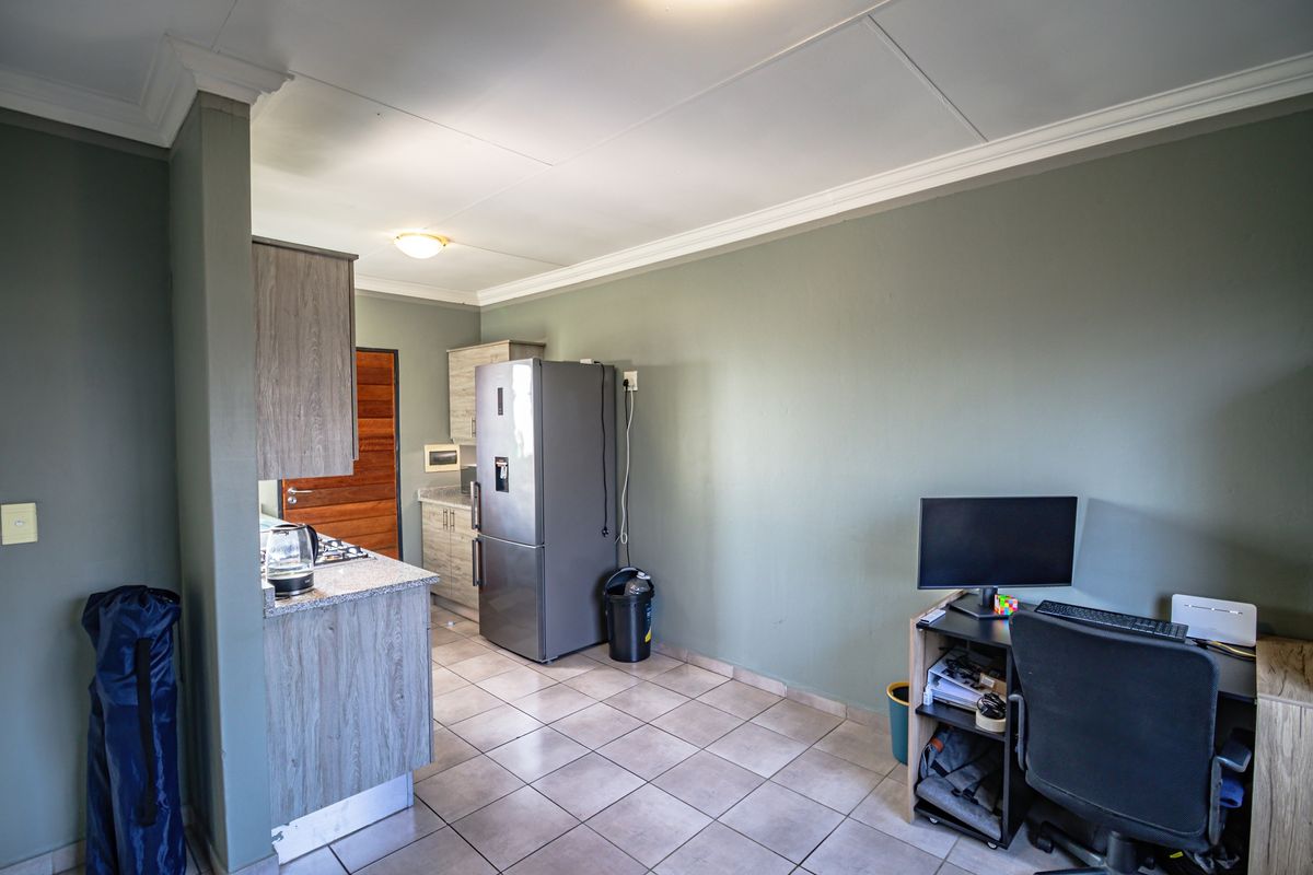 Top-Floor Gem in Private Estate – Wetland View + Clubhouse Access - Photo 5