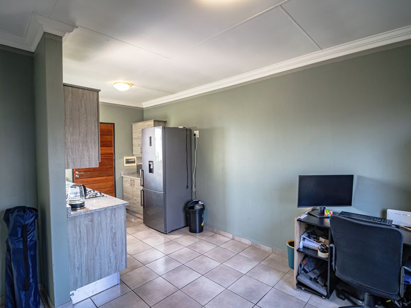 Top-Floor Gem in Private Estate – Wetland View + Clubhouse Access - Photo 5