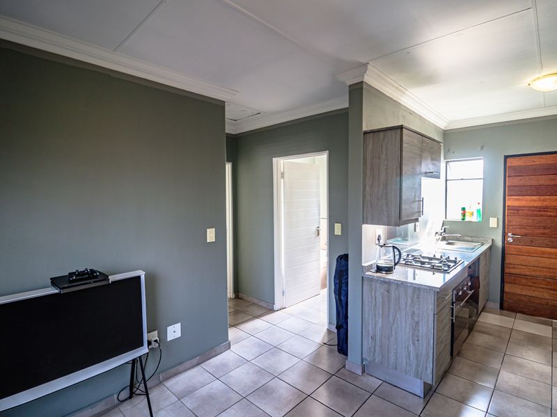 Top-Floor Gem in Private Estate – Wetland View + Clubhouse Access - Photo 1