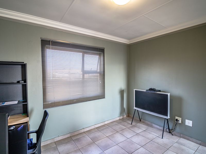 Top-Floor Gem in Private Estate – Wetland View + Clubhouse Access - Photo 6