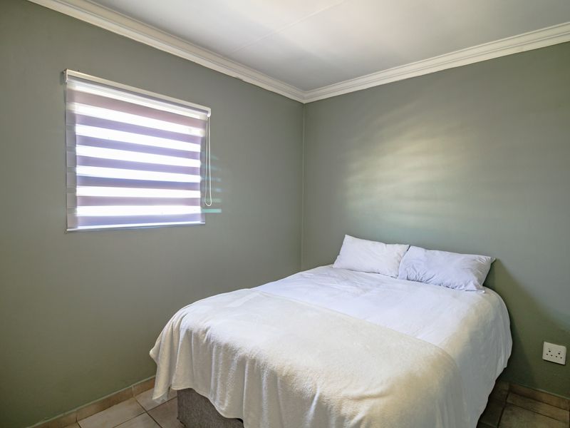 Top-Floor Gem in Private Estate – Wetland View + Clubhouse Access - Photo 8