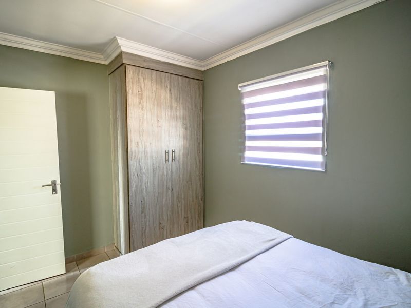 Top-Floor Gem in Private Estate – Wetland View + Clubhouse Access - Photo 9