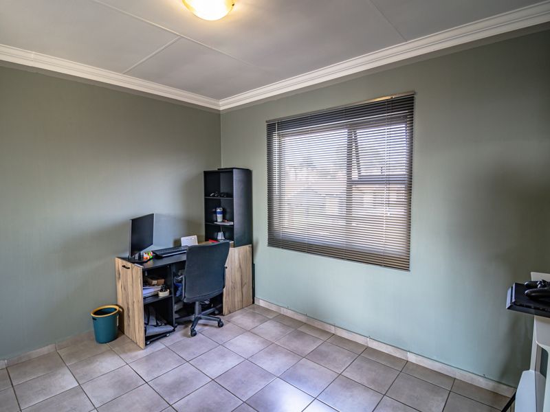 Top-Floor Gem in Private Estate – Wetland View + Clubhouse Access - Photo 7