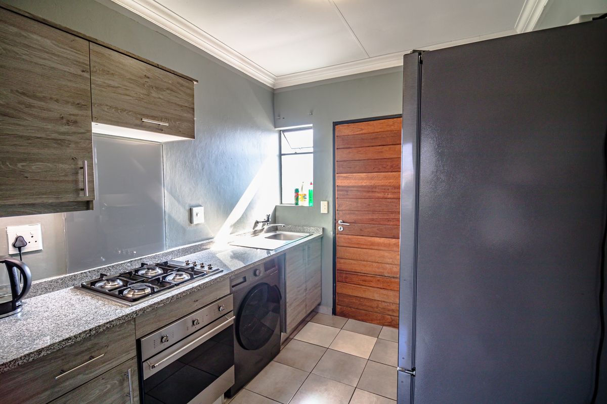 Top-Floor Gem in Private Estate – Wetland View + Clubhouse Access - Photo 2