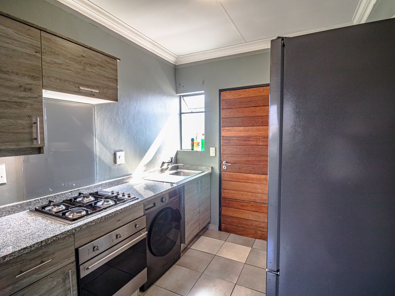 Top-Floor Gem in Private Estate – Wetland View + Clubhouse Access - Photo 2