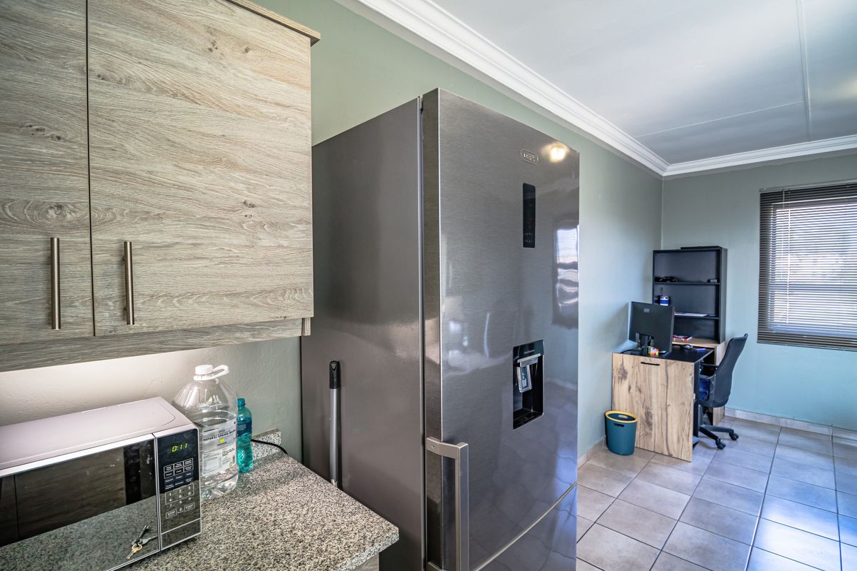 Top-Floor Gem in Private Estate – Wetland View + Clubhouse Access - Photo 3