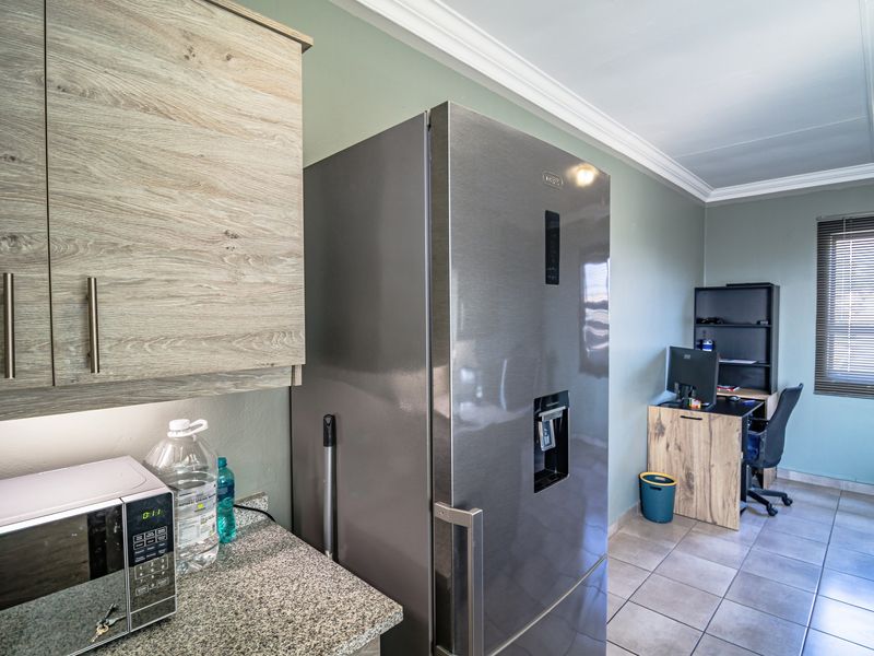 Top-Floor Gem in Private Estate – Wetland View + Clubhouse Access - Photo 3