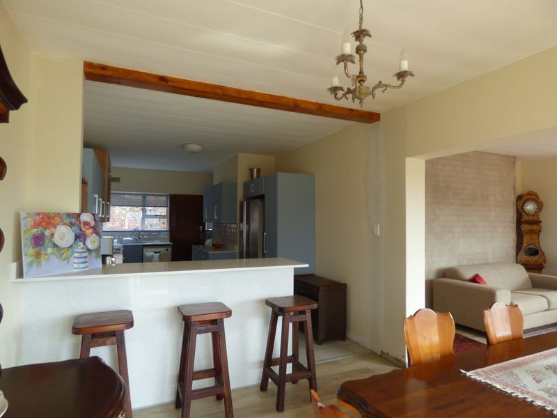 Spacious Corner Townhouse with Stunning Kowie River, Harbour & Sea Views - Photo 9